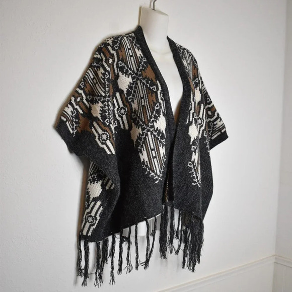 Boho Sweater Poncho Sz O/S Knit Crop Fringed Neutral Tribal Southwestern Aztec - Picture 5 of 15